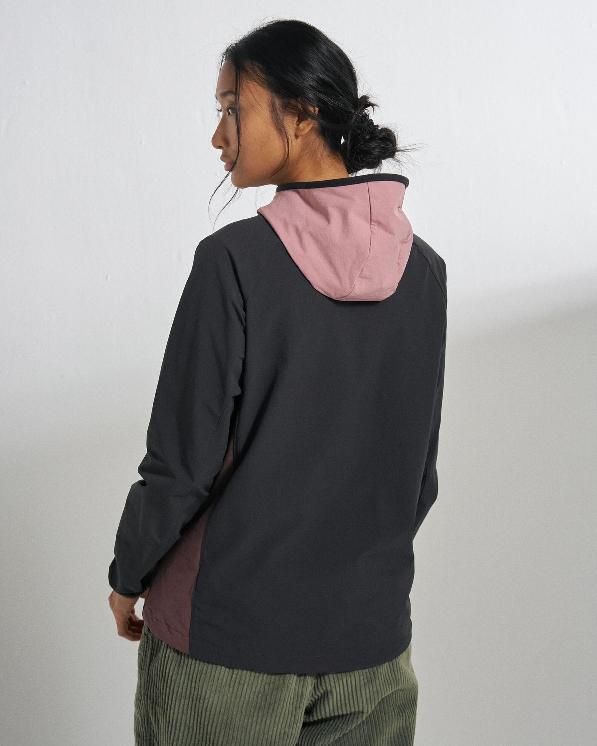 Trailscape Lite Women's Softshell Anorak - Brambleberry/Faded Black - Studio Model