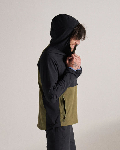 Roamer Light Recycled Softshell Anorak - Black/Khaki - Studio Model