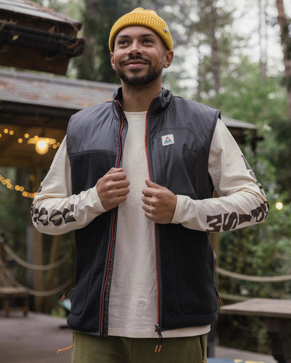 Offgrid Recycled Sherpa Fleece Vest - Black - Lifestyle