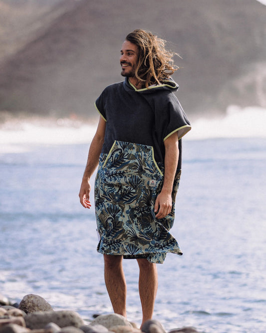 Male_Tulum Recycled Towel Poncho - Charcoal/Abstract Seaweed