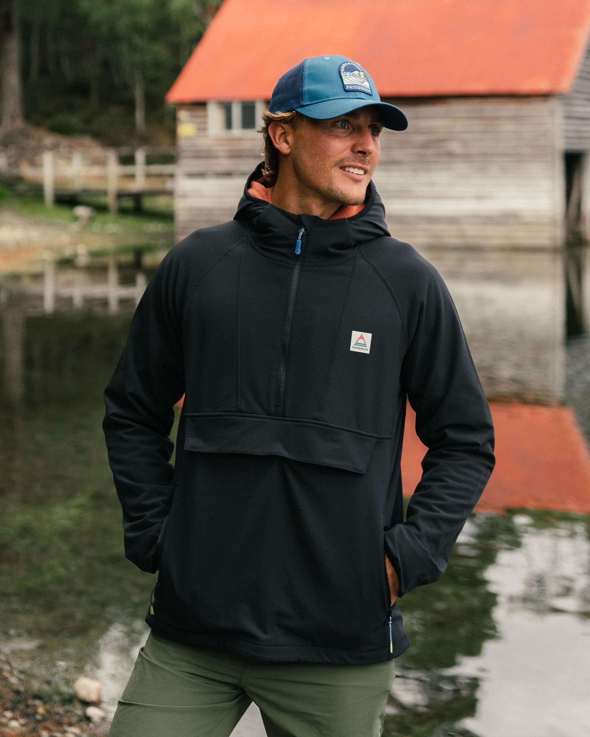 Roamer Recycled Softshell Anorak - Black - Lifestyle