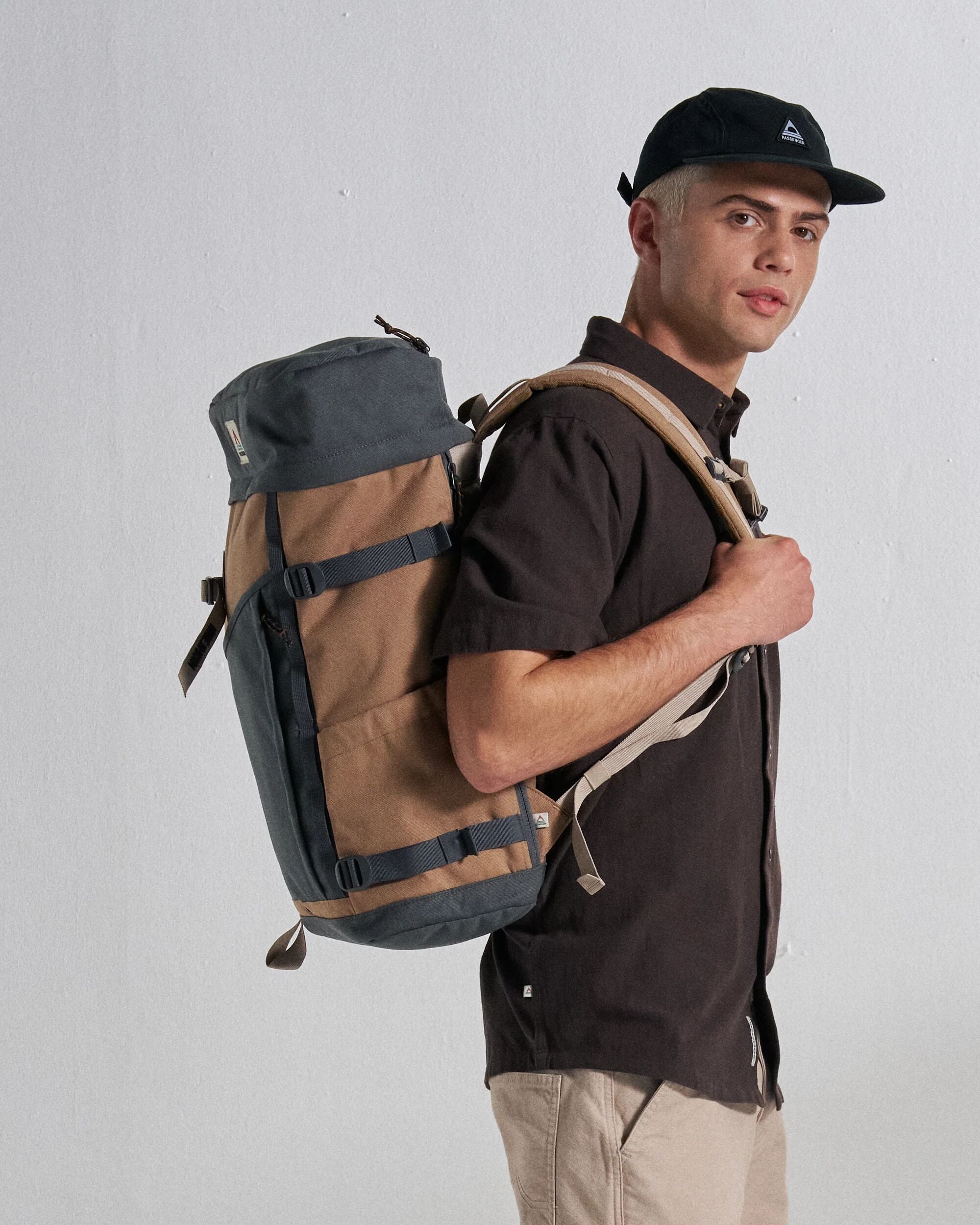 Vantage 30L Backpack Charcoal/ Caramel – Passenger