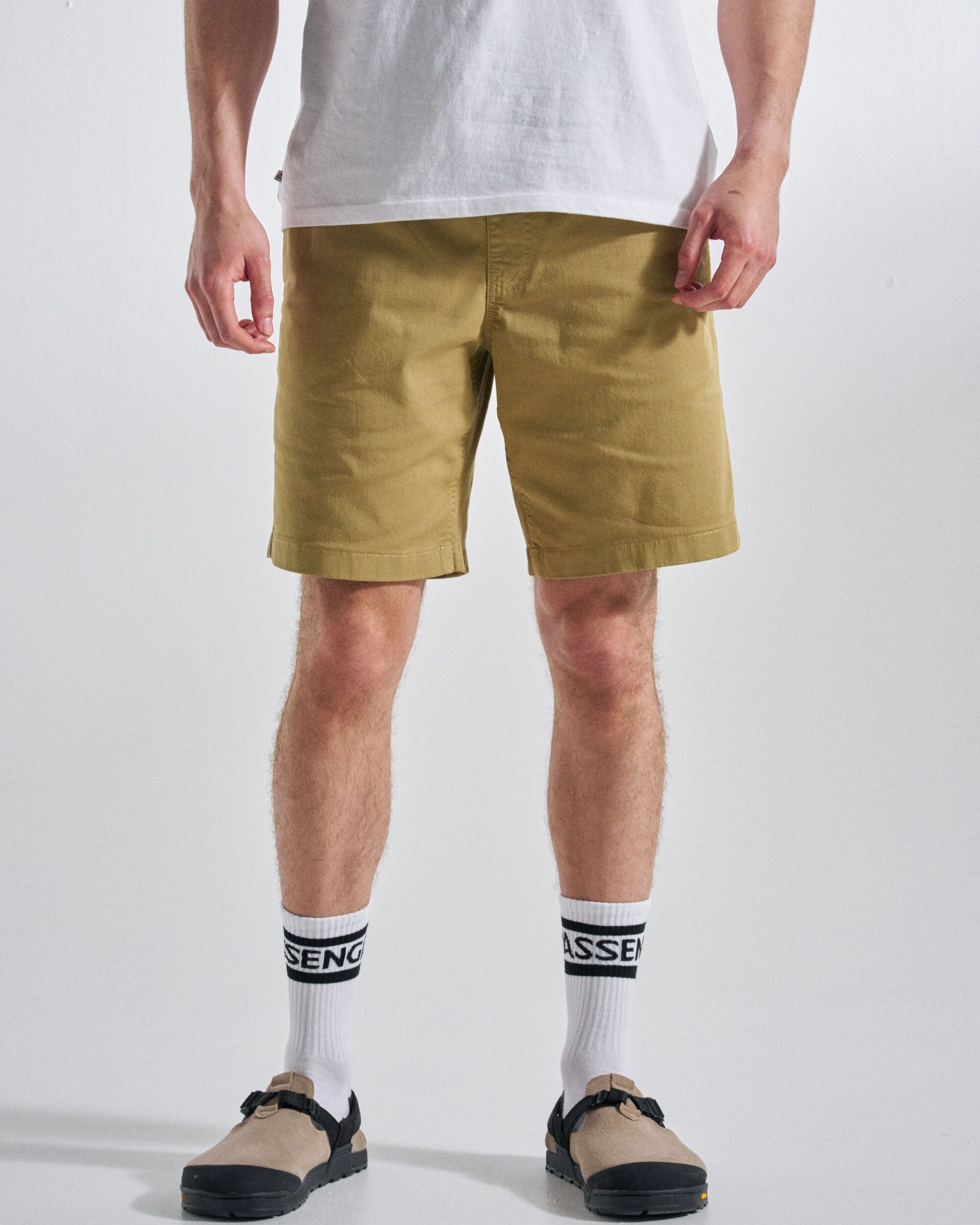 Drifter Organic Cotton Short - Warm Beige - Studio Model