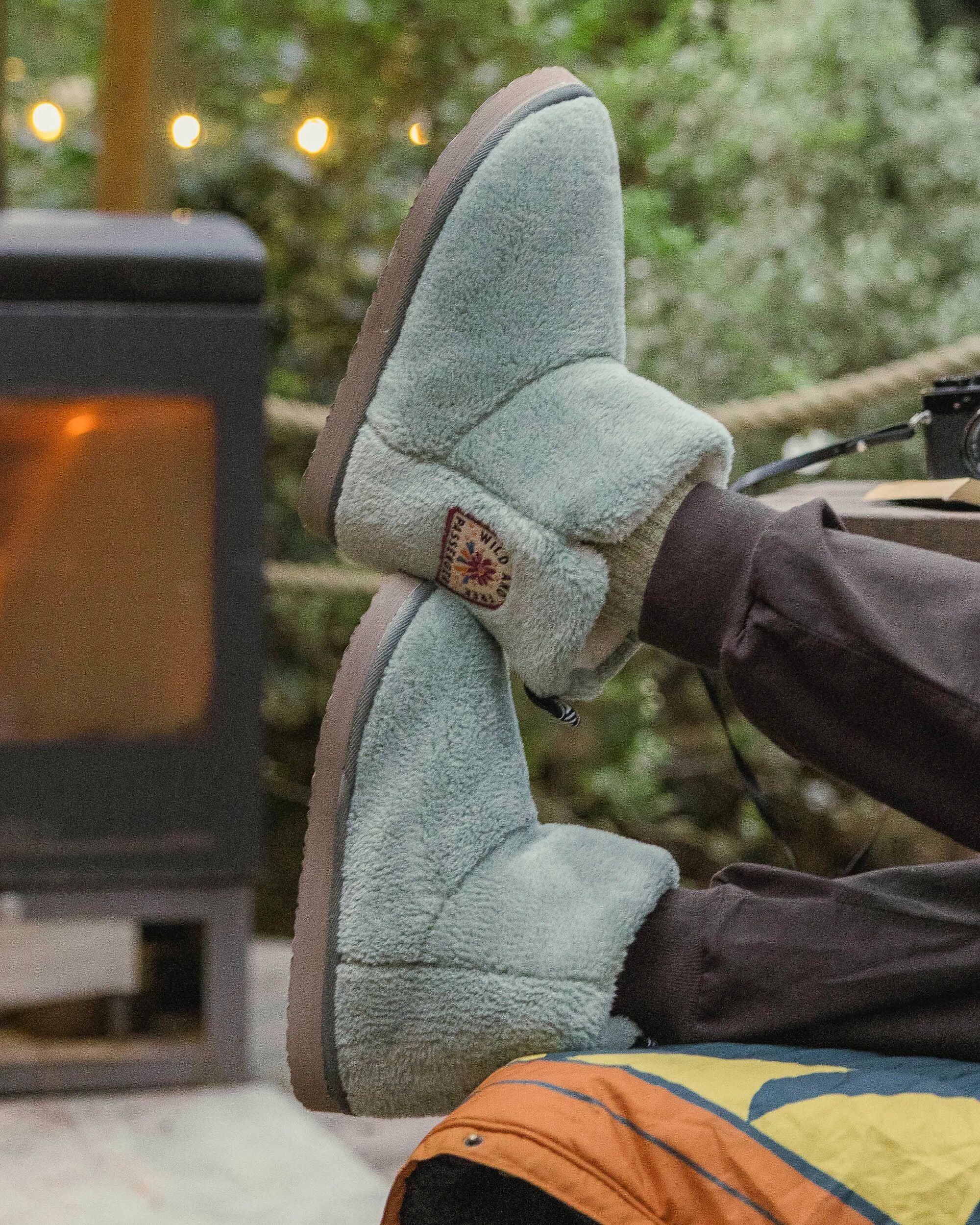 Hideaway Hut Sherpa Fleece Slipper Pistachio – Passenger