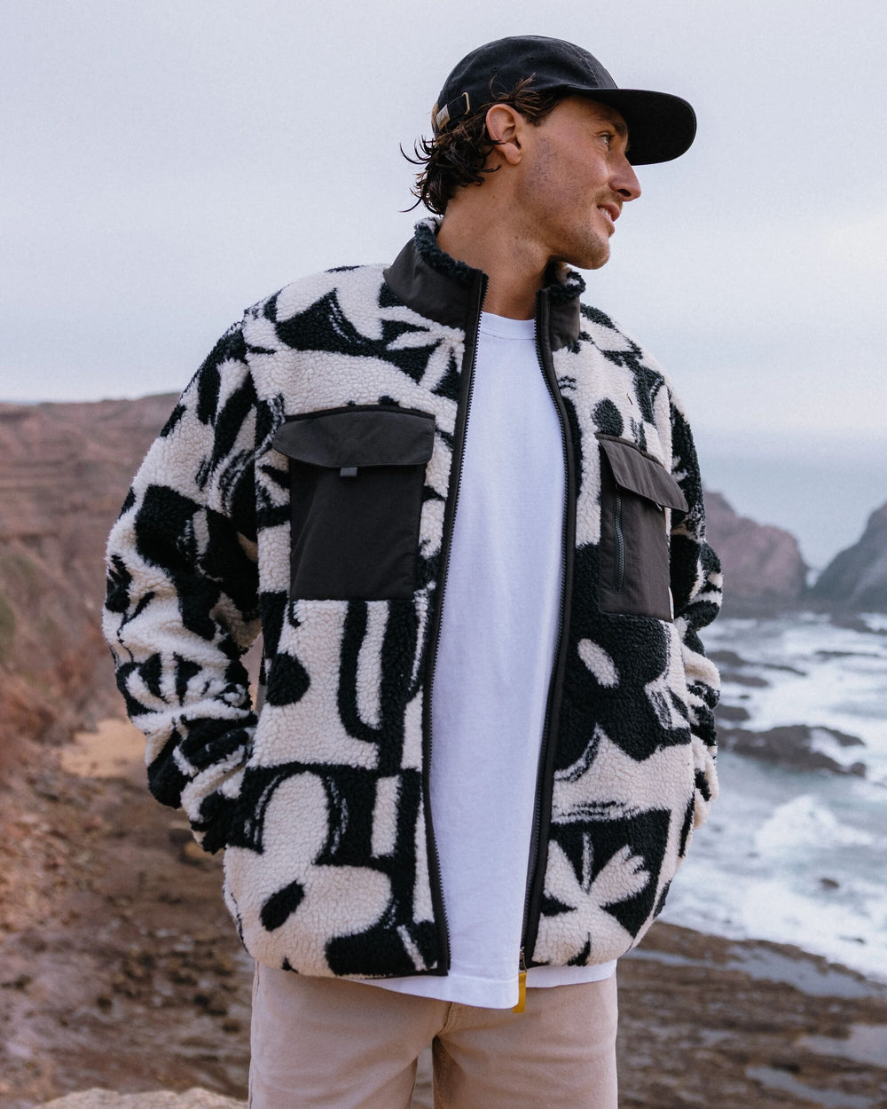 Valiant Deep Pile Fleece Roam Further Black – Passenger