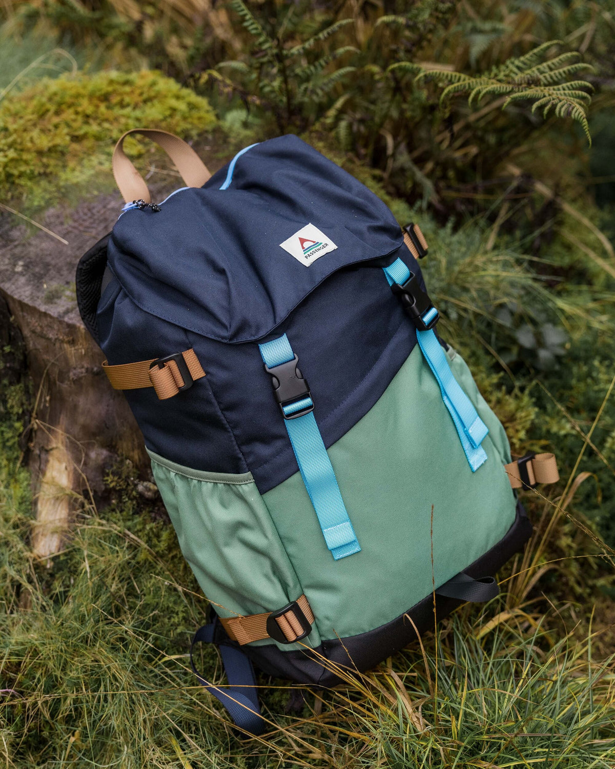 Boondocker 26L Backpack Deep Navy/Laurel Green – Passenger