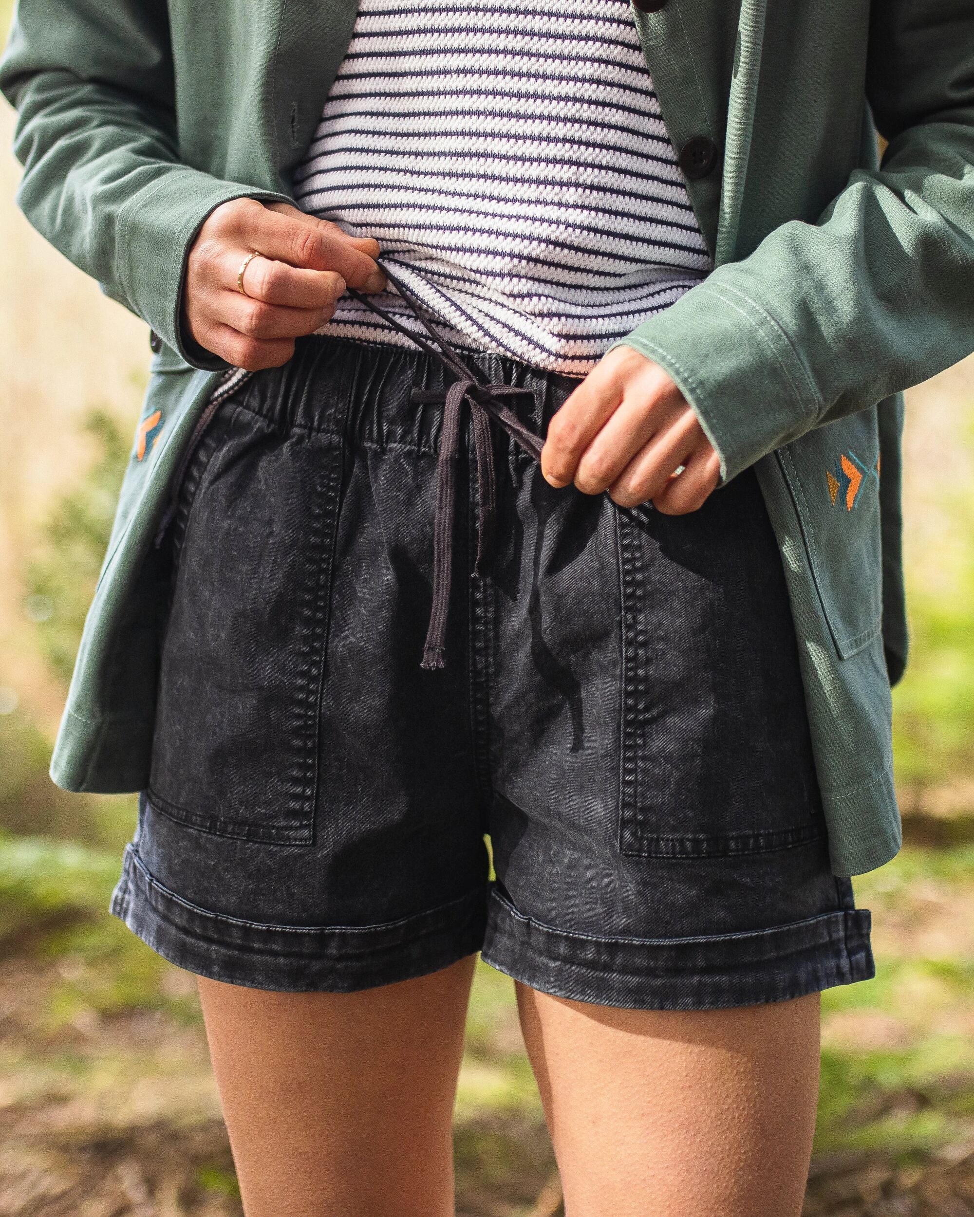 Carriso Organic Cotton Short - Black - Lifestyle