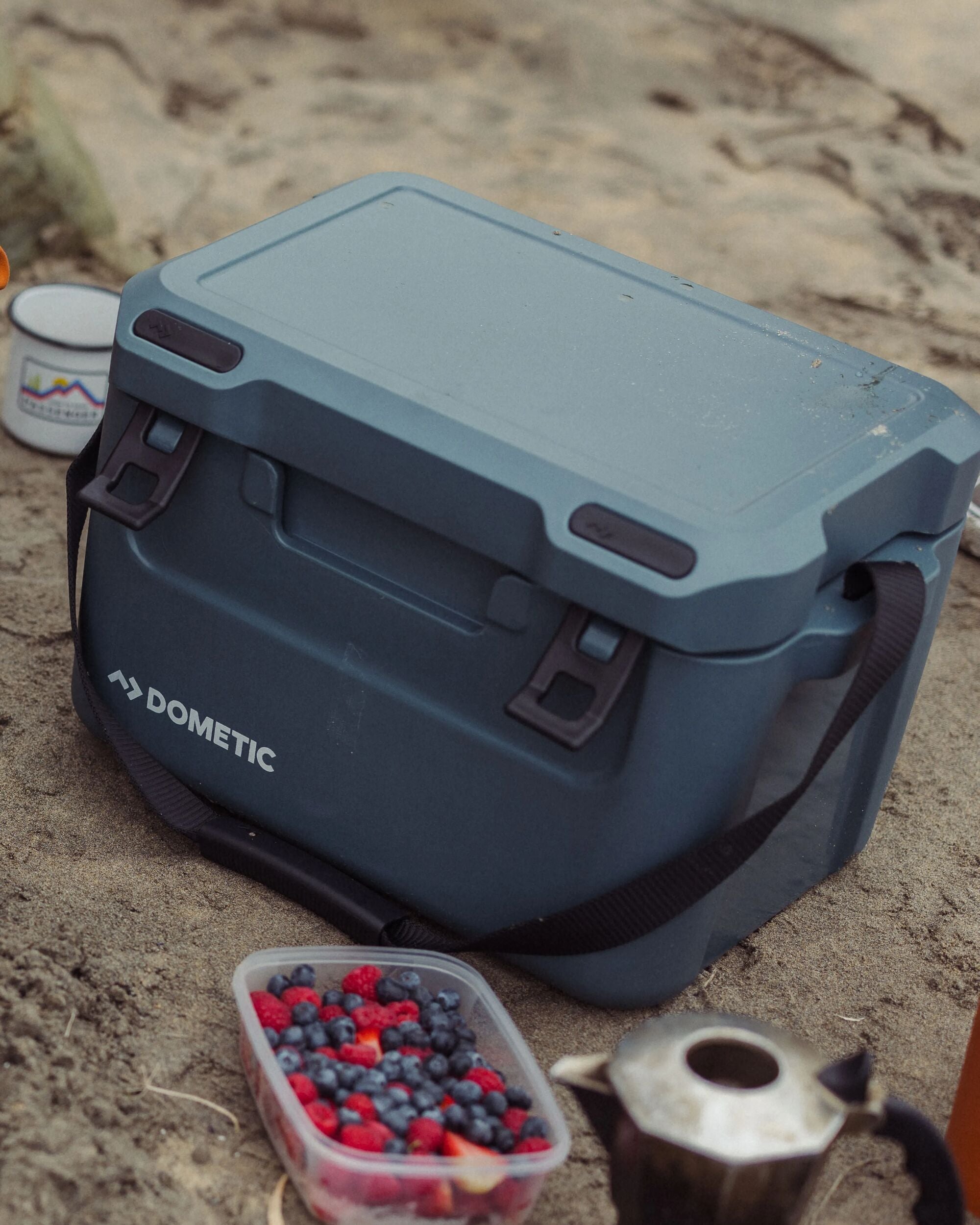 Dometic Cool-Ice CI 15 - Ocean Blue - Lifestyle