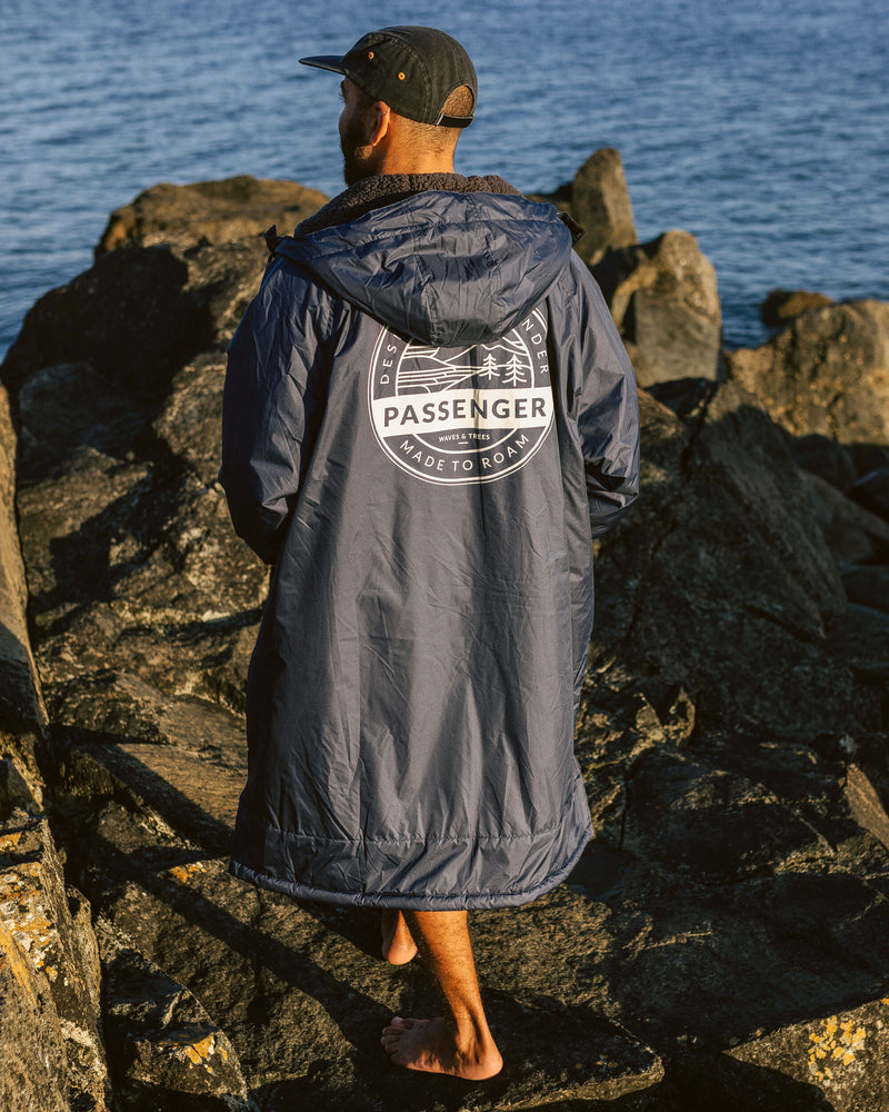 Waves Sherpa Lined Changing Robe Rich Navy – Passenger
