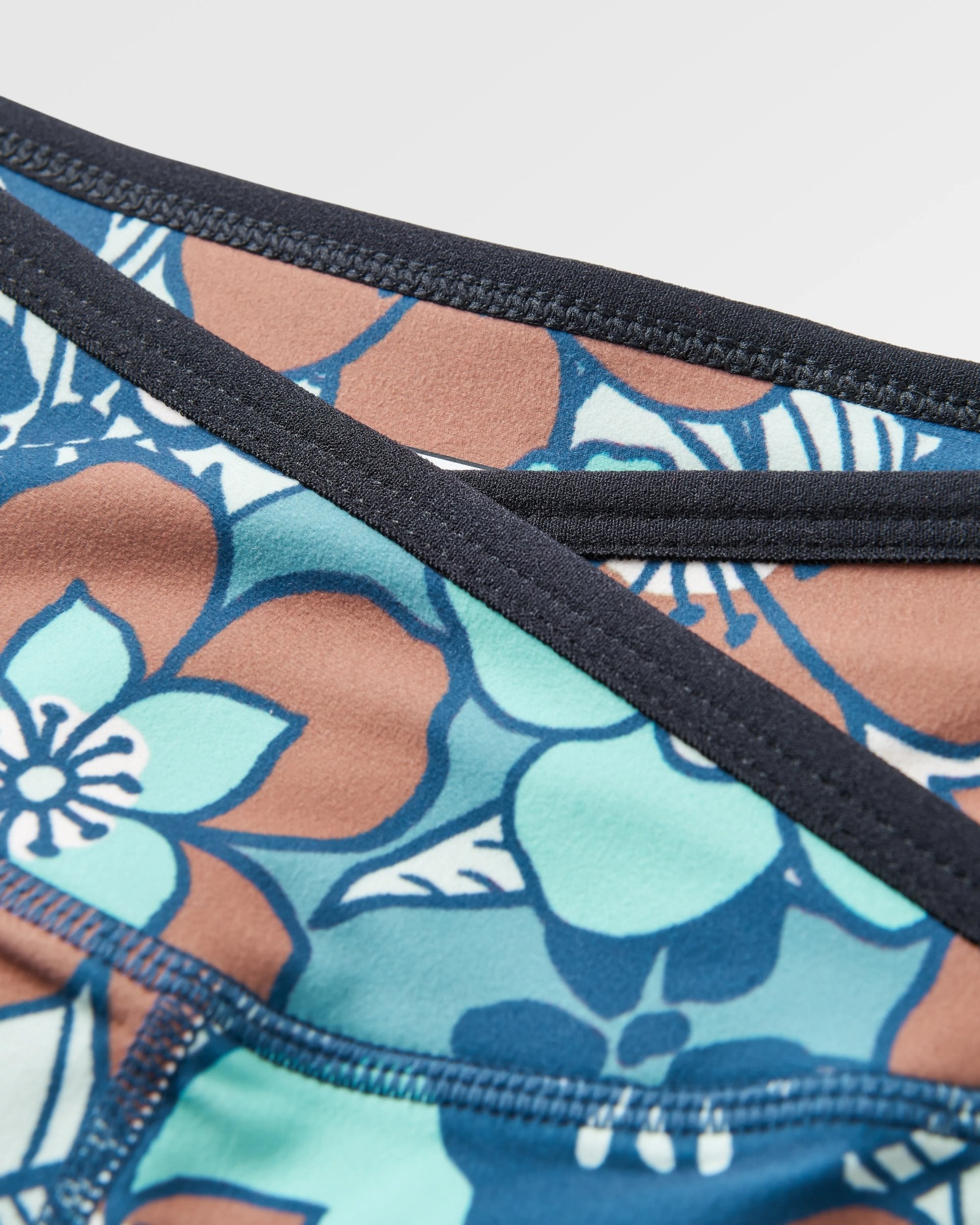 Mantra Recycled Active Short - Vintage Floral Aqua - Flatlay