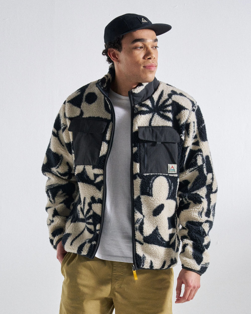 Valiant Deep Pile Fleece Roam Further Black – Passenger