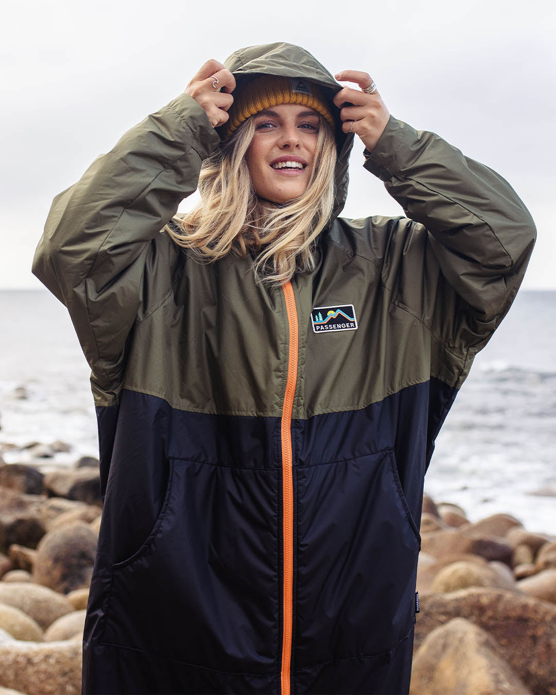 Roaming Recycled Sherpa Lined Changing Robe Black/ Khaki – Passenger