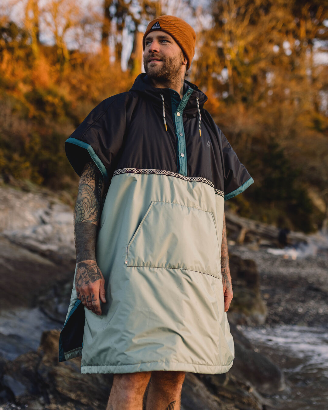 Male_Outback Pull Over Change Robe - True Black/Pistachio