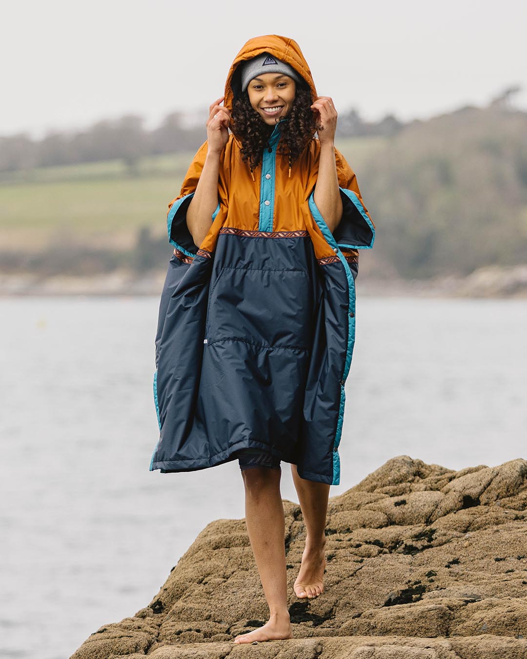 Outback Pull Over Changing Robe Glazed Ginger/Deep Navy – Passenger