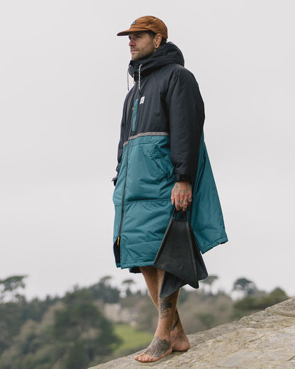 Male_Waves Sherpa Lined Recycled Changing Robe - Mediterranean/ Black